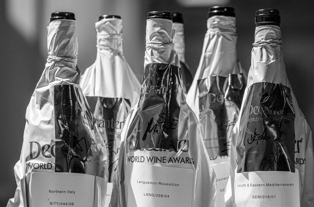 Decanter bottles medals for noémie wines